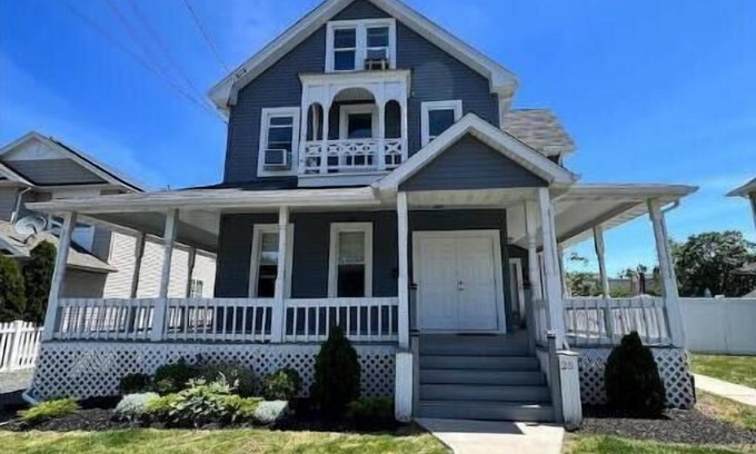 Long Branch Apartamento | 2 Br/1Ba Apt 3 blocks to beach! Includes 2 passes!