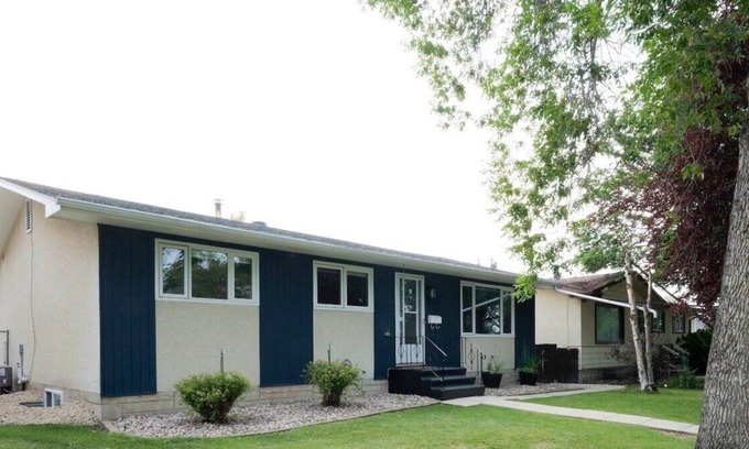 Leduc Apartamento | 2BR/1BA condo in the heart of Leduc