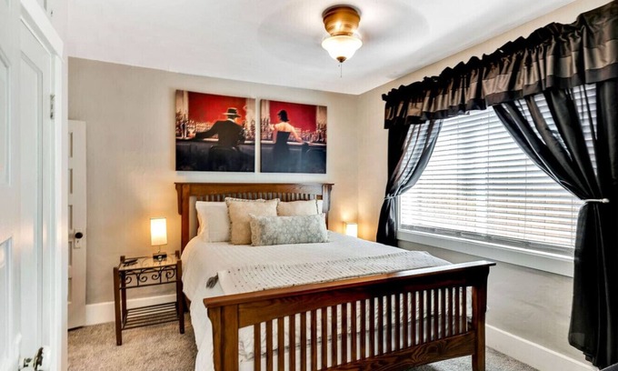 Garden District Cabaña | 2BR/1BA Cute 1910 Cottage - Walk Downtown!