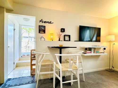 Knight Casa | 2BR 1BA Garden View Guest Suite - King-size Bed - Free Parking