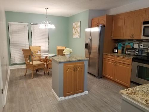 Gulf Gate Estates Apartamento | 2BR/1BA Vacation Rental - Sienna Park