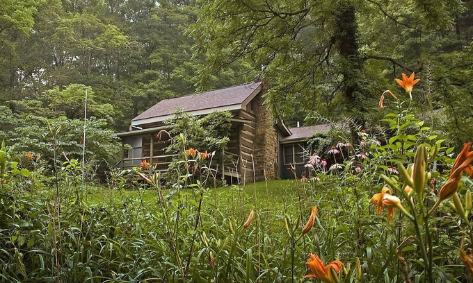 Helmsburg Cabina | B'Twixt the Ridges Log Cabin