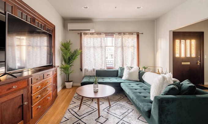 Kerns Casa | 2BR/2BA Classic Craftsman Stay Portland Charm