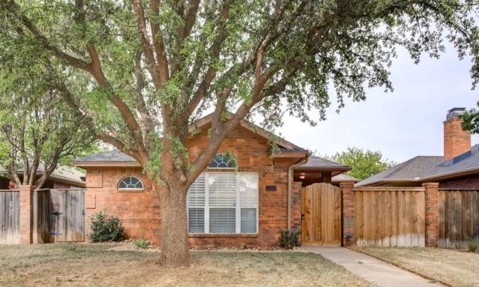 North by Northwest Casa | 2br/2ba Garden Home :: Straight Shot to TTU & LCU