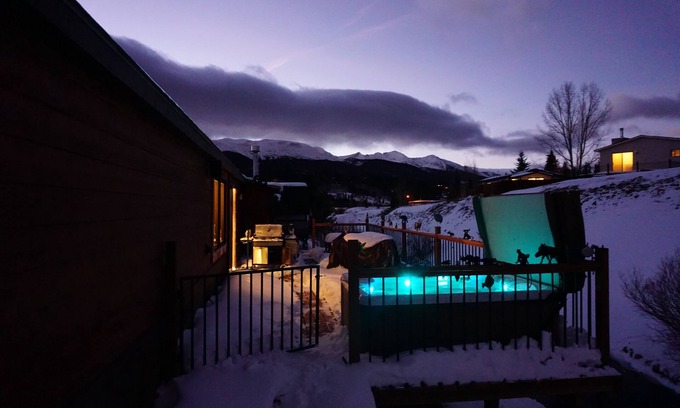 Huron Heights Casa | 2br 2ba house right on french creek w private hot tub.fully fenced in yard