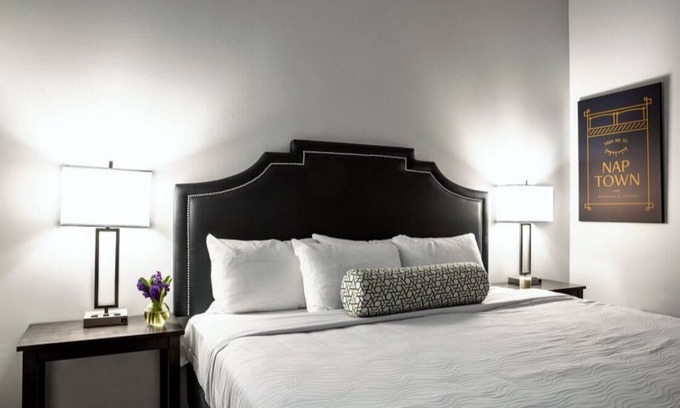 Mile Square Apartamento | 2BR 2BA In The Block by CozySuites!