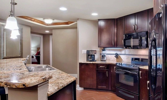 Potomac West Condominio | 2BR/2BA Oxon Hill Apartment 4 Beds