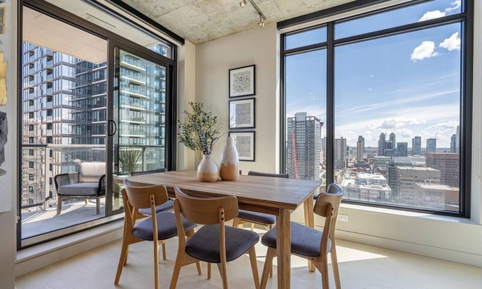 Beltline Condominio | 2BR 2BA Rustic Japandi Inspired Design Theme - 6 Guests & POOL!