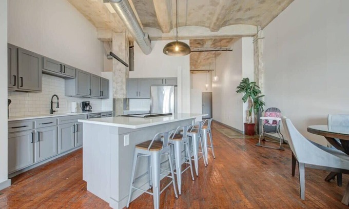 Crossroads Arts District Apartamento | 2BR/2BA Spacious Historic Loft With Gym
