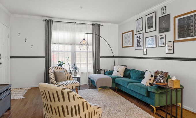 Wheaton Condominio | 2BR & 2BA Townhome style condo near Metro station