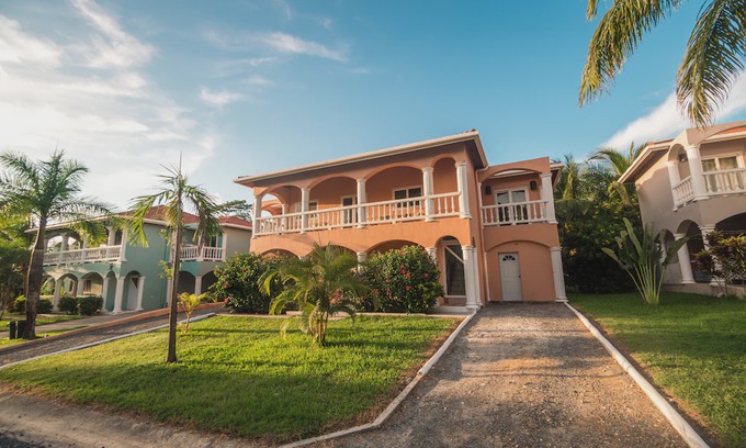 West End Apartamento | 2BR/2BA VILLA 5A, FREE BREAKFAST
