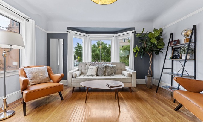 Sunnyside Casa | FREE PARKING+ Living Room, 2 Queen Beds & 2 Baths.