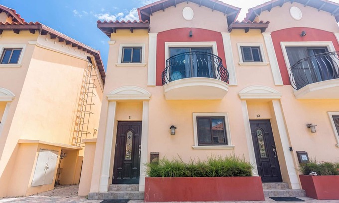 Gold Coast Casa | 2BR 3BA ~ GYM ~ Pools ~ 24/7 Security ~ Restaurant