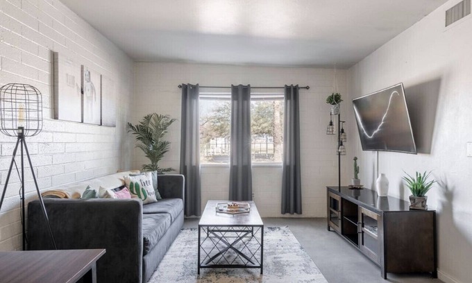 Rincon Heights Apartamento | 2BR, 6 Min to UofA – BBQ, Sunshine & Cozy Vibes!