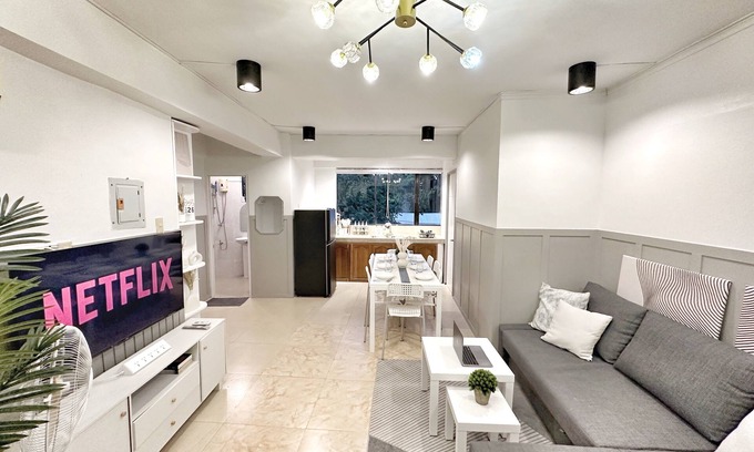 Manoc-Manoc Apartamento | 2BR Apartment w/ Kitchen+Dining+Living Room / 30 Seconds walk to the White Beach