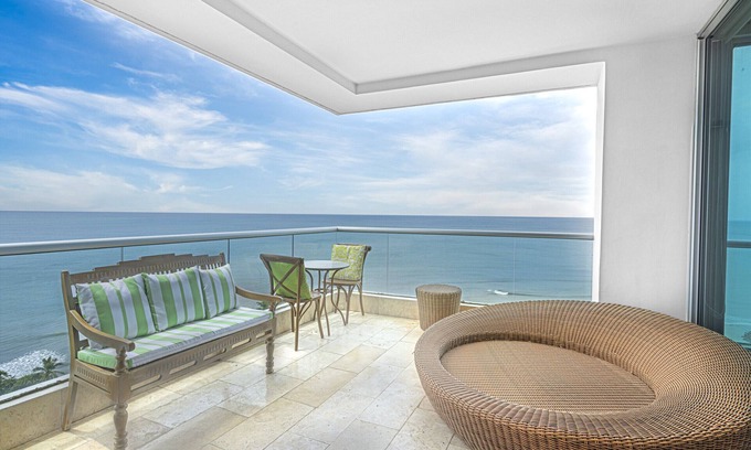 Rio Mar Apartamento | 2BR Apartment with Ocean View PH Río Mar 11A