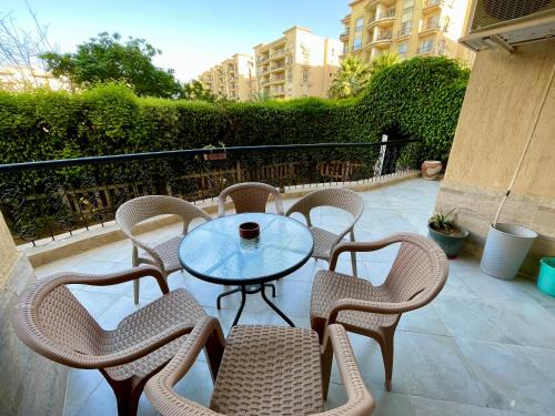 Al Rehab Apartamento | 2BR Apartment with Private Garden in Downtown Rehab Near Malls