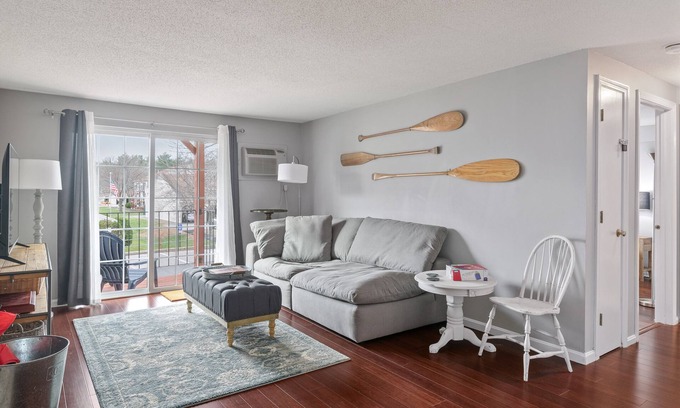 Portsmouth Condominio | 2BR Apt. Sunny & Open with Balcony, car port, pool, bikes