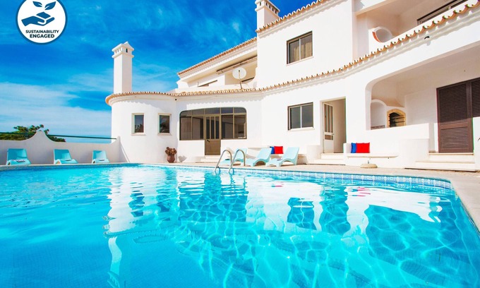 Castelo Apartamento | 2BR Apt w/ Terrace & Pool – Galé
