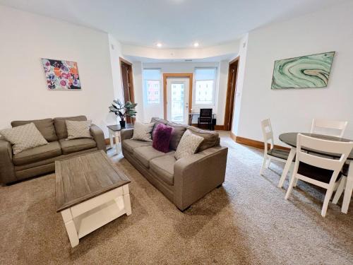 Grandville Apartamento | 2BR Balcony Suite with Parking at The Grand Castle