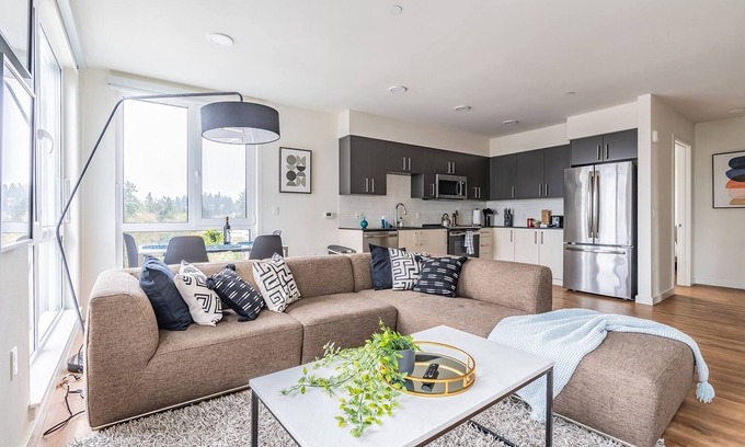 West Bellevue Apartamento | 2BR | Balcony, Views, Gym | Bellevue | Sophari B