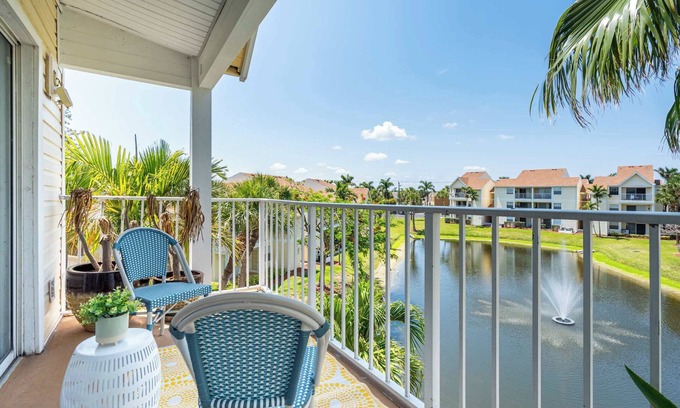 Ocean Side Village Apartamento | 2BR Beach Getaway - Pool, Gym, Near Space Coast