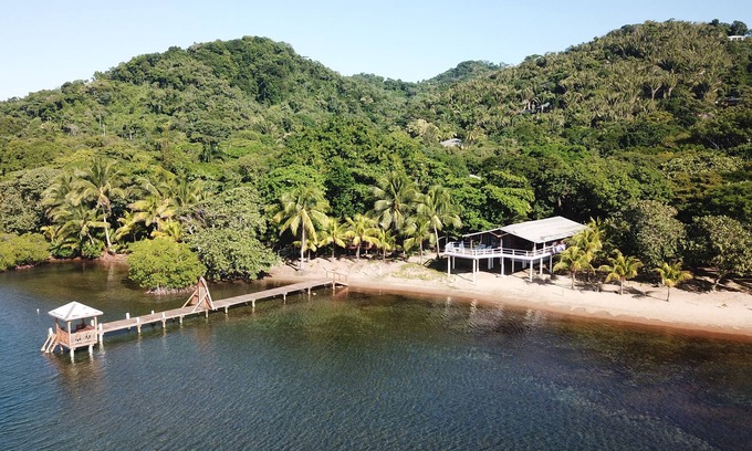 Antoneys Cay Casa | 2BR Casa de playa en 6 acres Propiedad privada cerrada 500 pies cuadrados Cubierta
