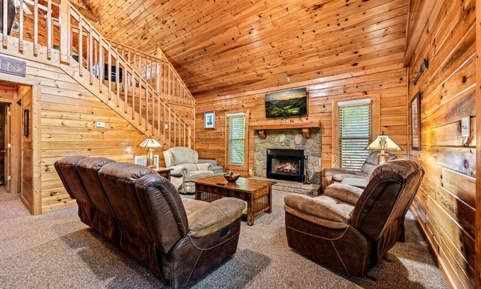 Sevierville Apartamento | 2BR Cabin w/Lake Access*Hot Tub*Game Room*Pets!