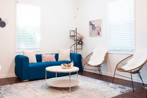 Thunderbolt Apartamento | 2BR Chic Duplex - Firepit - Perfect for Travel