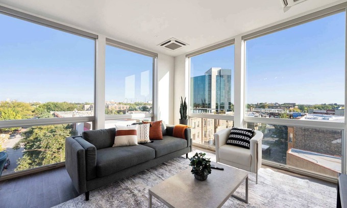 Palmer Square Apartamento | 2BR City Loft Amazing Glass Views