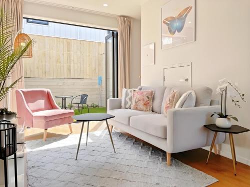 Grey Lynn Casa | 2BR City Townhouse with air con Courtyard and Parking