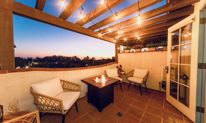 The Mesa Condominio | Coastal Mesa Condo with Ocean Views minutes to the Beach & Restaurants!