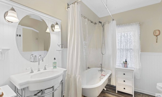 Milford Casa | 2BR Coastal Retreat close to Yale and walk to NY Train!