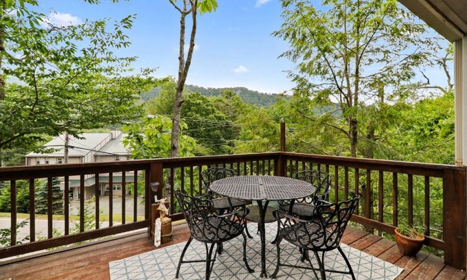 Beech Mountain Casa | 2BR Condo Sleeps 4 Skiing BIG Views Wildlife