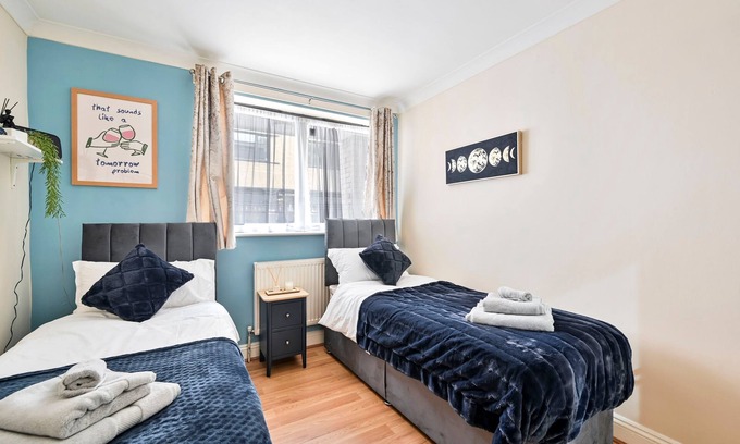 Forest Gate Apartamento | 2BR Contractor Stay | WiFi, Parking | 25% Monthly