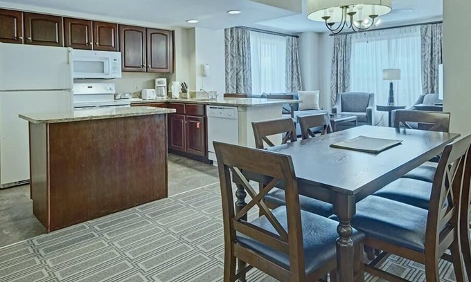 Old Town West Condominio | 2br Deluxe Condo Steeped in US History!