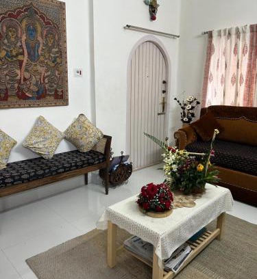 Kolkata Apartamento | 2BR Dhakuria Apartment - Dev's Corner