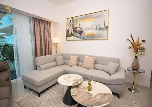 Al Raha Beach Apartamento | 2BR Enchanted Hideaway in Al Raha - Pool, Gym, and Relaxing Stay Near Yas Island