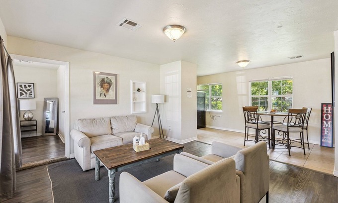 Central Oklahoma City Apartamento | 2BR Family Getaway with WiFi + Smart TV #TA