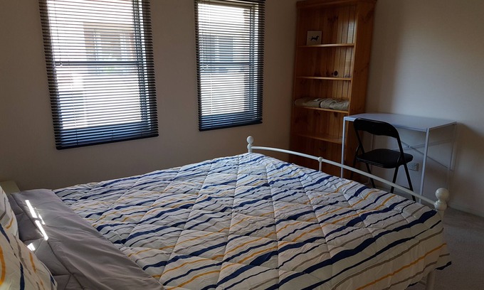 Kensington Casa | 2BR Fashionable Townhouse Flemington / Showgrounds / Melbourne