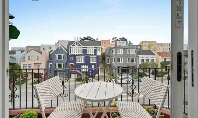 Lone Mountain Apartamento | 2BR Flat for Corporate Travelers w/ Parking in SF!