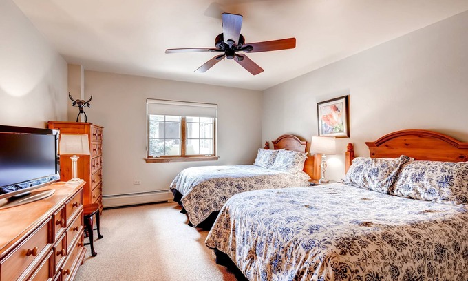 Beaver Creek Condominio | ¡Condominio para 6 en el corazón de Beaver Creek Village con acceso a piscina, sauna y bañera de hidromasaje!