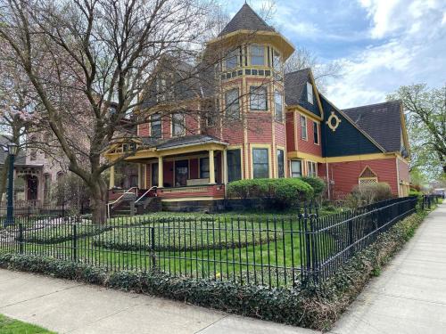 Cleveland Apartamento | 2BR Garden Unit Pets OK Near Downtown