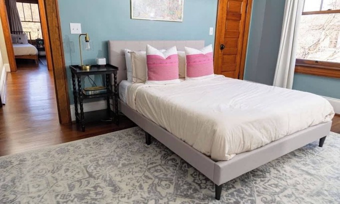 Roanoke Condominio | 2BR Historic Apt |Walkable|Food|Greenway|Cocktails