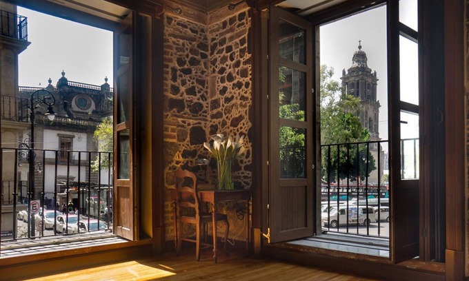 Centro histórico Apartamento | 2BR historical suite w/ BALCONIES TO THE CATHEDRAL. Great for families