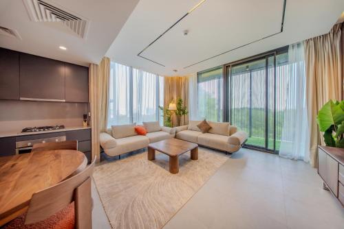 Sharjah Apartamento | 2BR Home - Aljada's Amazing Green Views - Sleeps 6