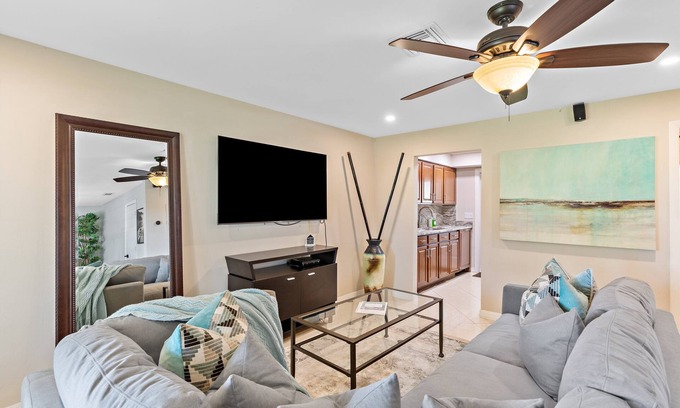 East Boca Raton Casa | 2BR - Hot Tub W/Peaceful Backyard 1 Mi to Beach