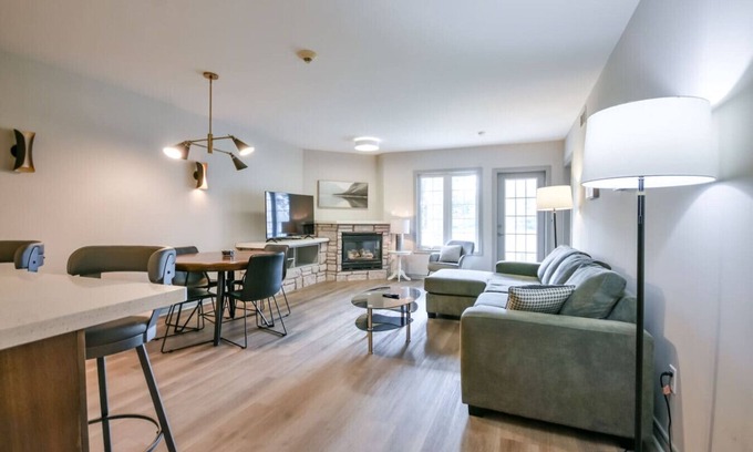 Oro-Medonte Apartamento | 2BR King Suite Pool Sauna Heated Pool