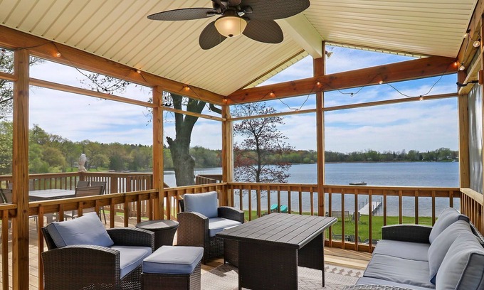 Salem Lakes Casa | 2BR Lake House - Stunning Views - Lake Toys - Screen Room - K Bed - Dog Friendly