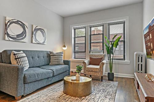 Rogers Park Apartamento | 2BR Lively & Chic Apartment close to Shops - Touhy 3S